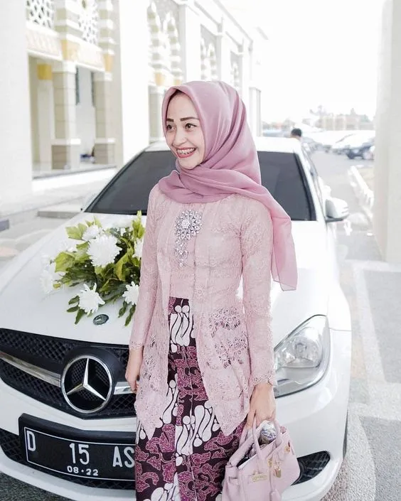 9 Model Kebaya Kutu Baru Modern Anti Pasaran 17