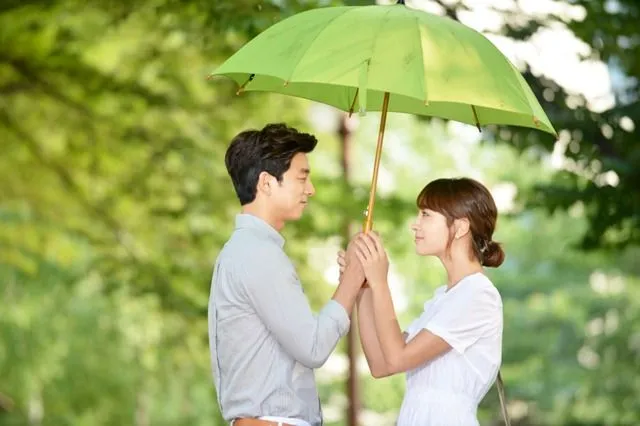 12 Ide Pre-wedding Berpose Pakai Payung. Tetap Terlihat Estetik, Plus Aman di Musim Hujan~ 23