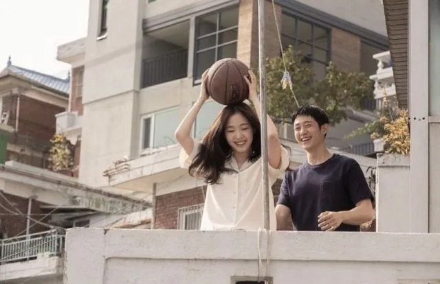 10 Ide Foto Prewedding ala Drama Korea yang Keren 20