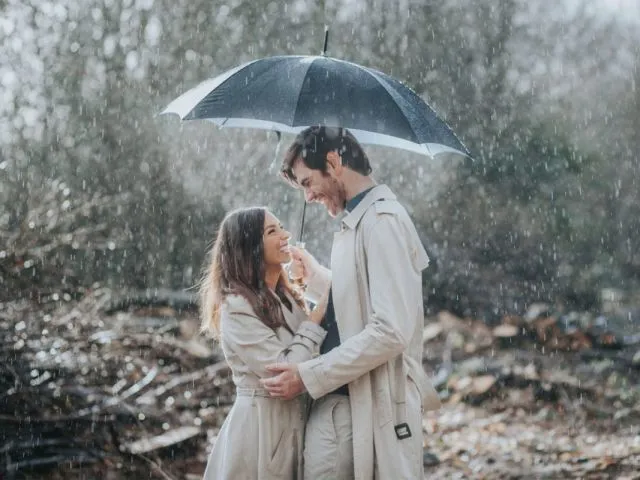 12 Ide Pre-wedding Berpose Pakai Payung. Tetap Terlihat Estetik, Plus Aman di Musim Hujan~ 13