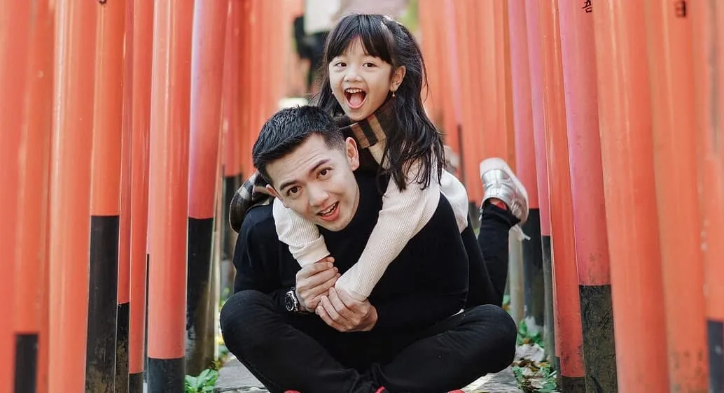 Selama ini Bikin Penasaran, Nicky Tirta Akhirnya Perkenalkan Saudara Kembarnya. Mirip Nggak nih?