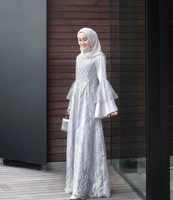 10 OOTD Kebaya Abu-Abu yang Elegan dan Modern 14