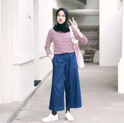 9 OOTD Kulot Jeans Hijab Remaja yang Keren & Santun! 11