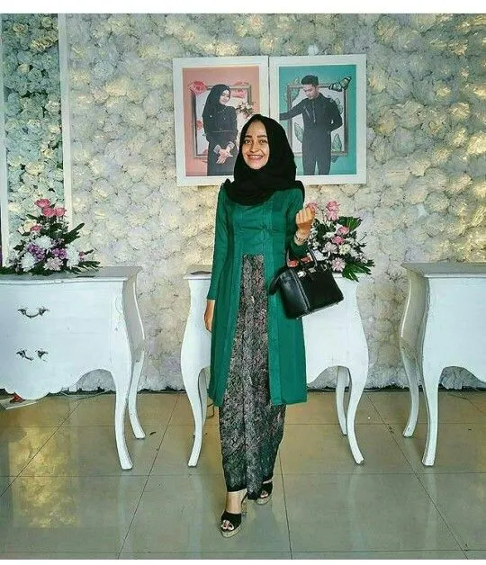 9 Model Kebaya Kutu Baru Modern Anti Pasaran 12