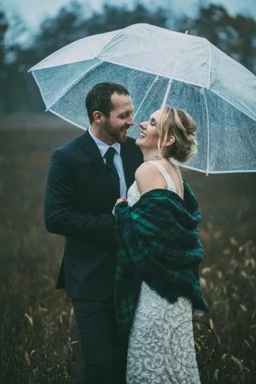 12 Ide Pre-wedding Berpose Pakai Payung. Tetap Terlihat Estetik, Plus Aman di Musim Hujan~ 18