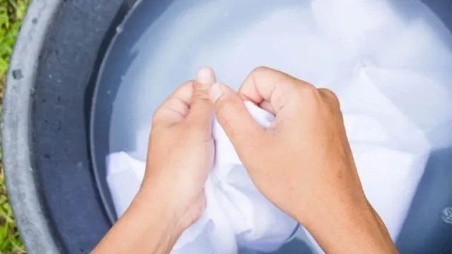4 Cara Menghilangkan Tritipan atau Noda Bintik Hitam di Baju 8
