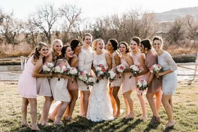 11+ Pose Pengantin Kekinian & Bridesmaid Paling Berkesan 24