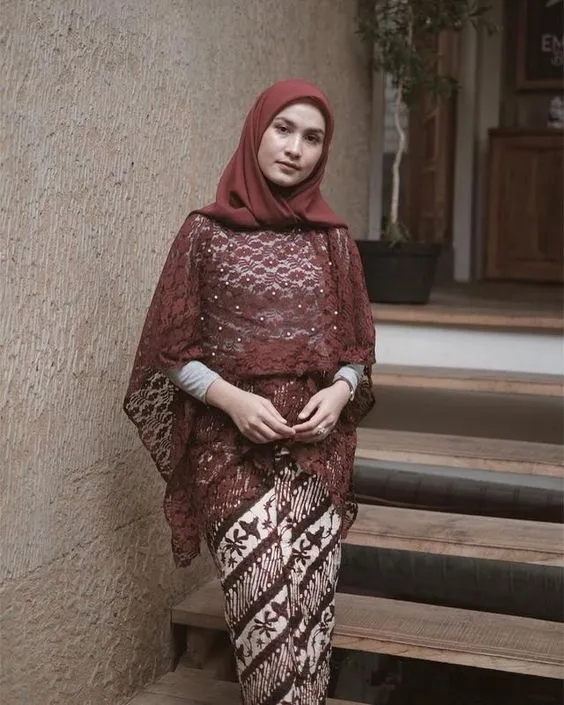 Inspirasi 10 Kebaya Maroon Hijab yang Terbaru 16