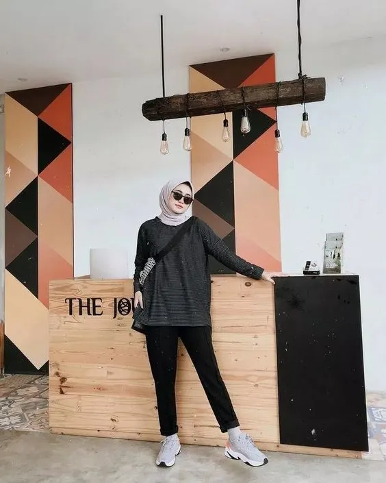 9+ Inspirasi OOTD Hijab Hitam untuk Berbagai Acara 20