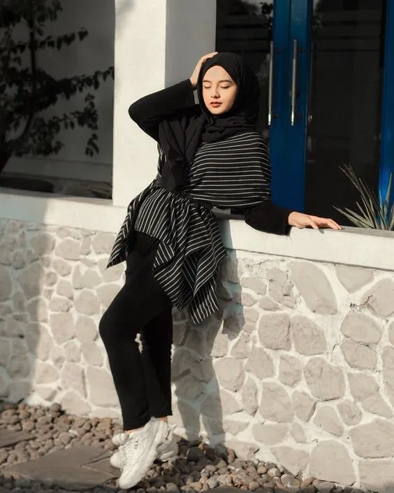 9+ Inspirasi OOTD Hijab Hitam untuk Berbagai Acara 13