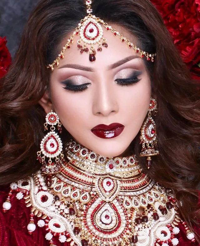 10 Ide Makeup Pengantin India Tercantik untuk Resepsi 14