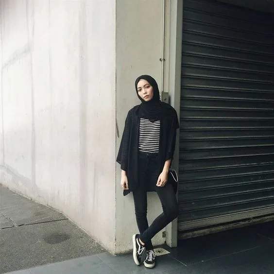 9+ Inspirasi OOTD Hijab Hitam untuk Berbagai Acara 11