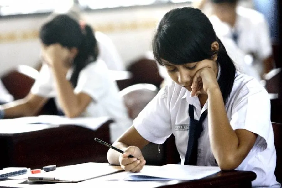 Siswi SMP Dikeluarkan dari Sekolah Cuma karena Ucapkan Selamat pada Temannya yang Ultah. Kok Bisa?