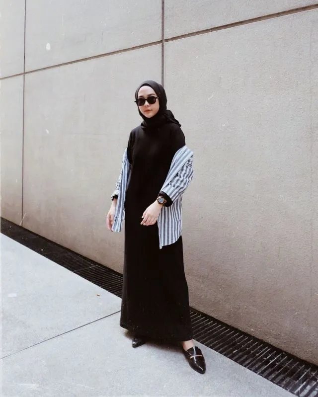 9+ Inspirasi OOTD Hijab Hitam untuk Berbagai Acara 18