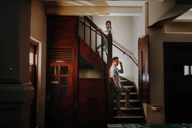 13+ Ide Pose Prewedding Keren di Tangga 18