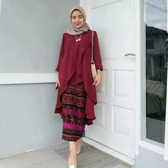 Inspirasi 10 Kebaya Maroon Hijab yang Terbaru 12