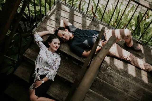 13+ Ide Pose Prewedding Keren di Tangga 20