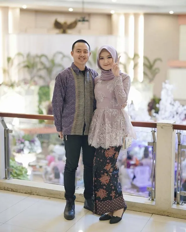 10 Ide Kebaya Warna Ungu Muda untuk Lamaran. Pencinta Ungu, Merapat Sini! 17