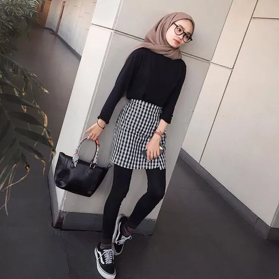 9+ Inspirasi OOTD Hijab Hitam untuk Berbagai Acara 16
