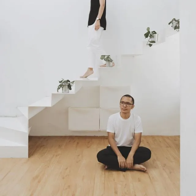 13+ Ide Pose Prewedding Keren di Tangga 23