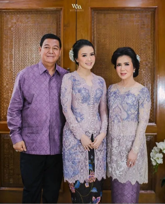 10 Ide Kebaya Warna Ungu Muda untuk Lamaran. Pencinta Ungu, Merapat Sini! 15