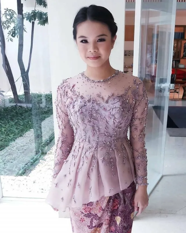 10 Ide Kebaya Warna Ungu Muda untuk Lamaran. Pencinta Ungu, Merapat Sini! 14