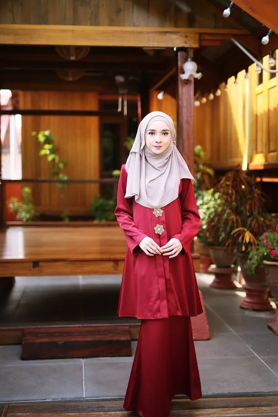 Inspirasi 10 Kebaya Maroon Hijab yang Terbaru 20