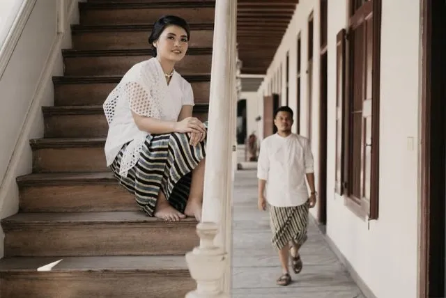 13+ Ide Pose Prewedding Keren di Tangga 17