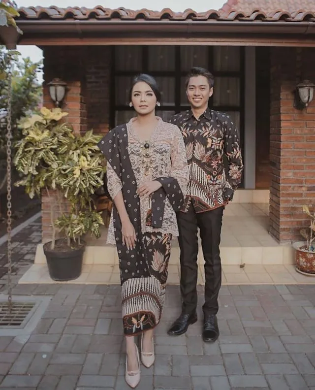 11 Padu Padan Kain Sampiran Kebaya Lamaran 14