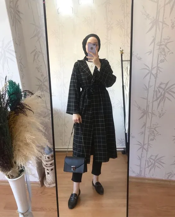 9+ Inspirasi OOTD Hijab Hitam untuk Berbagai Acara 19