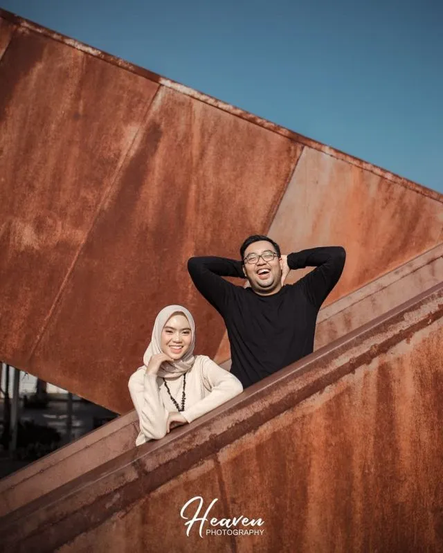 13+ Ide Pose Prewedding Keren di Tangga 26