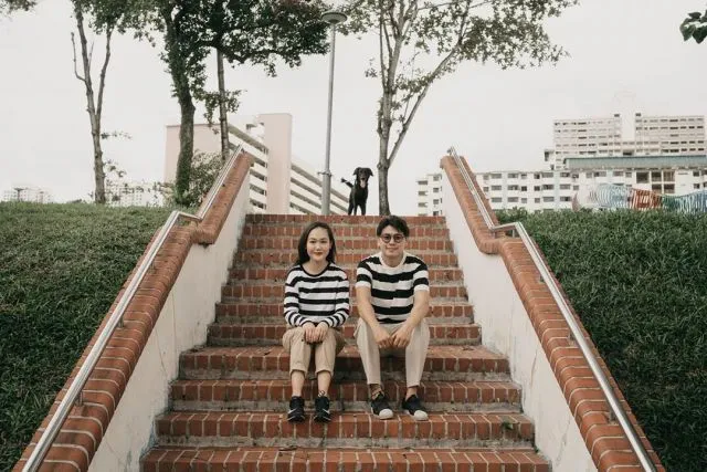 13+ Ide Pose Prewedding Keren di Tangga 25