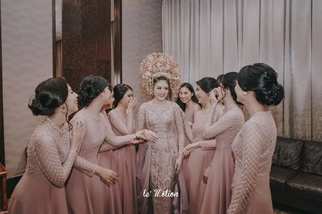 11+ Pose Pengantin Kekinian & Bridesmaid Paling Berkesan 18