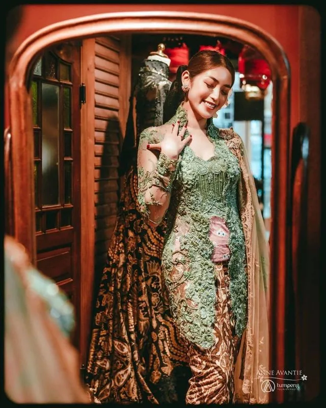 11 Padu Padan Kain Sampiran Kebaya Lamaran 18