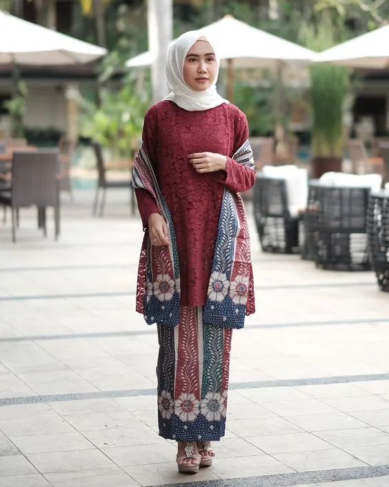 Inspirasi 10 Kebaya Maroon Hijab yang Terbaru 14