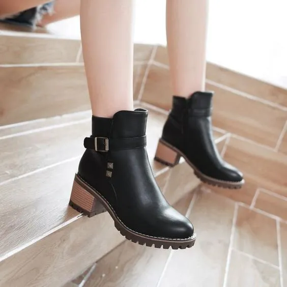 10 Model Boots Cewek yang Realistis Buat Dipakai Jalan atau Foto OOTD. Kece Semua! 16