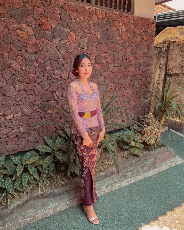 10 Ide Kebaya Warna Ungu Muda untuk Lamaran. Pencinta Ungu, Merapat Sini! 16