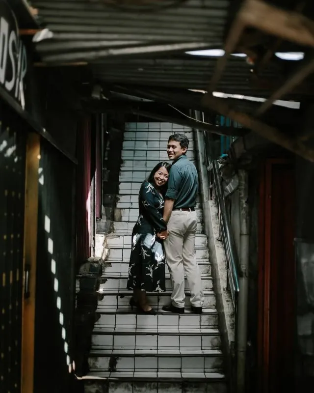 13+ Ide Pose Prewedding Keren di Tangga 27