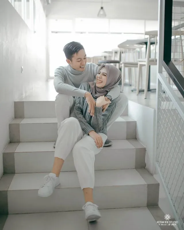 13+ Ide Pose Prewedding Keren di Tangga 15