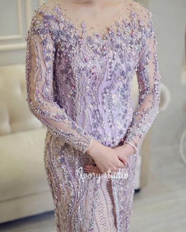 10 Ide Kebaya Warna Ungu Muda untuk Lamaran. Pencinta Ungu, Merapat Sini! 12