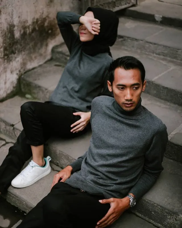 13+ Ide Pose Prewedding Keren di Tangga 16