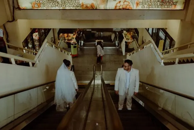13+ Ide Pose Prewedding Keren di Tangga 28