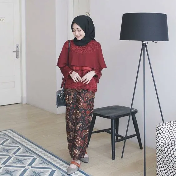 Inspirasi 10 Kebaya Maroon Hijab yang Terbaru 18