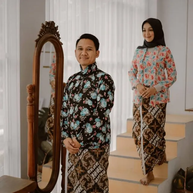 13+ Ide Pose Prewedding Keren di Tangga 22