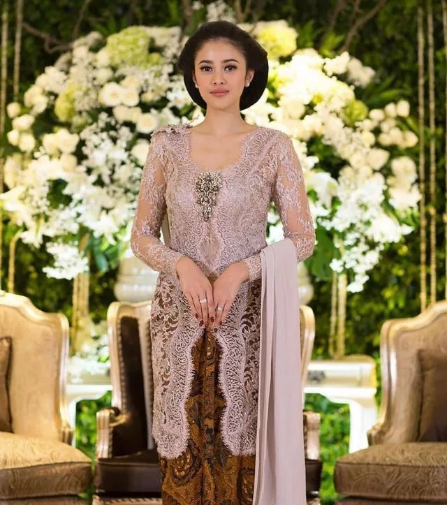 11 Padu Padan Kain Sampiran Kebaya Lamaran 13