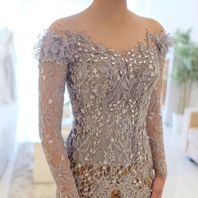 10 Ide Kebaya Warna Ungu Muda untuk Lamaran. Pencinta Ungu, Merapat Sini! 11