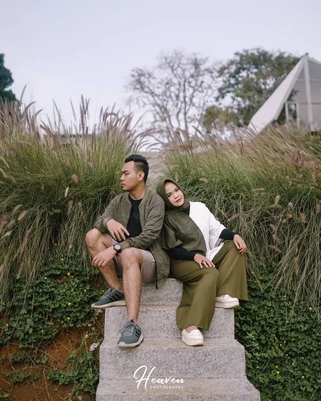 13+ Ide Pose Prewedding Keren di Tangga 24