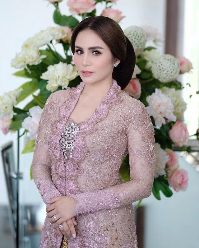 10 Ide Kebaya Warna Ungu Muda untuk Lamaran. Pencinta Ungu, Merapat Sini! 10