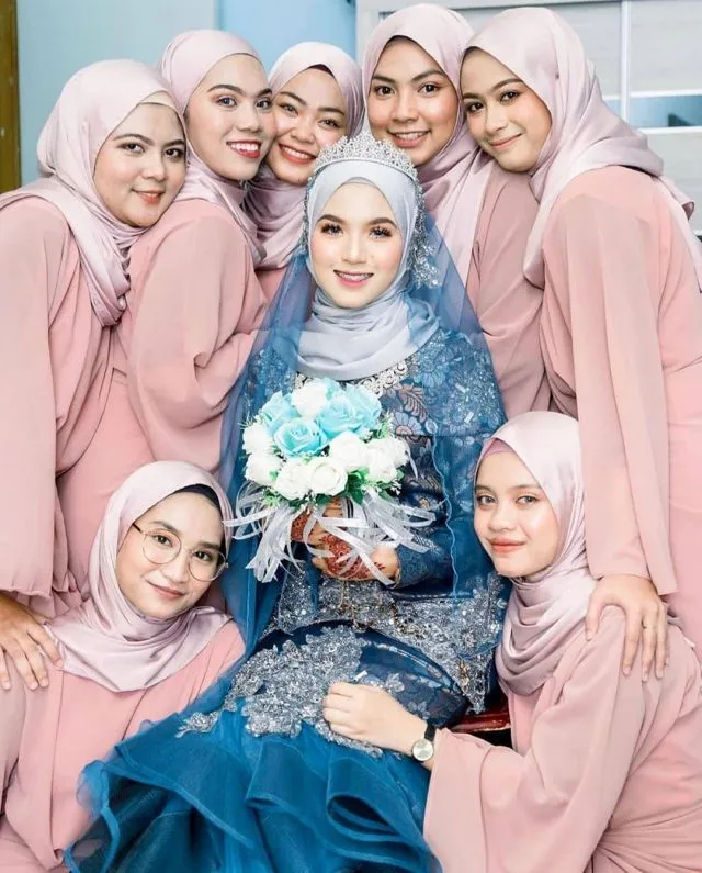 11+ Pose Pengantin Kekinian & Bridesmaid Paling Berkesan 21