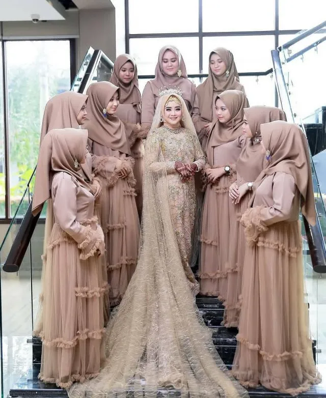 11+ Pose Pengantin Kekinian & Bridesmaid Paling Berkesan 13
